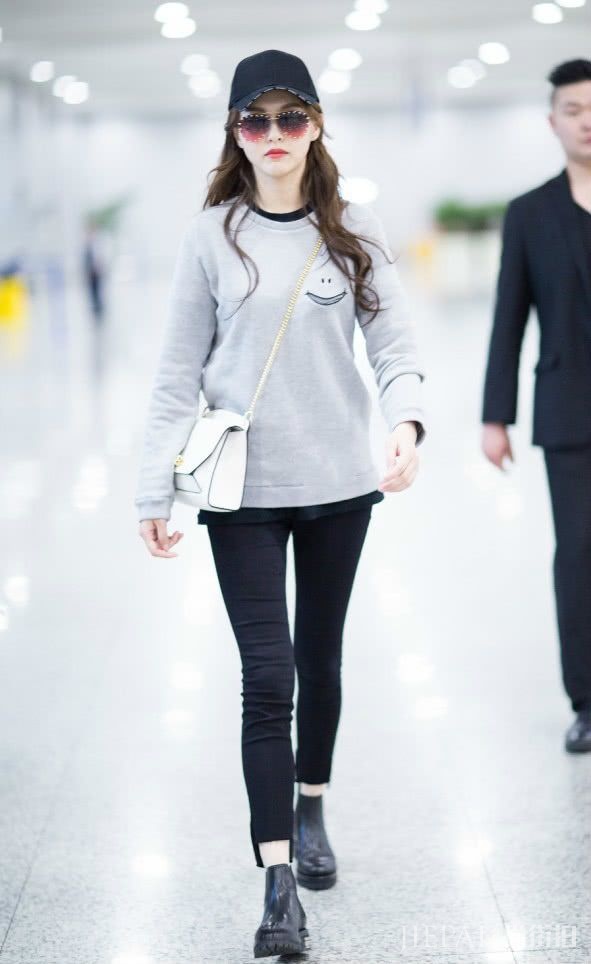 唐嫣穿皮鞋踩过玻璃了?